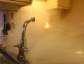 Mlžicí hlavice umístěná pod vodovodní baterií
